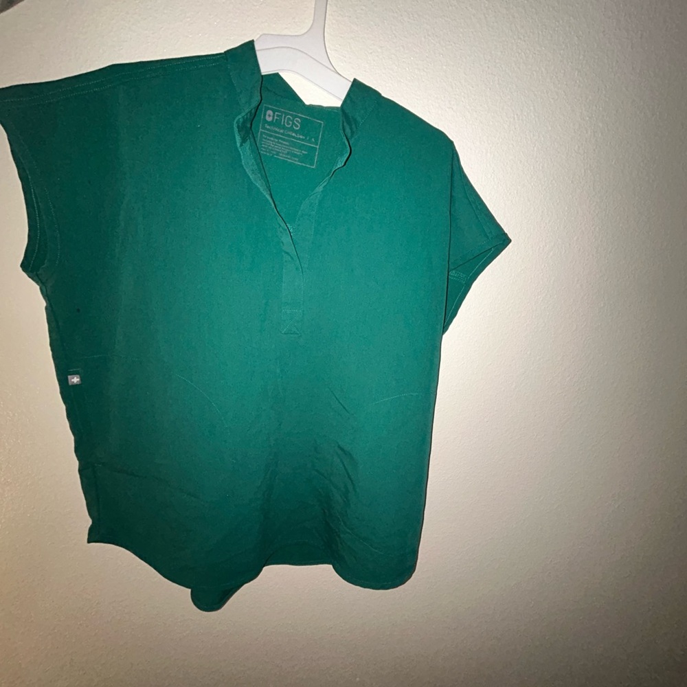 FIGS HUNTER GREEN RAFAELA/ MANDARIN TOP